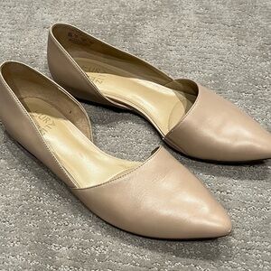 Naturalizer pointed toe nude flat, size 9